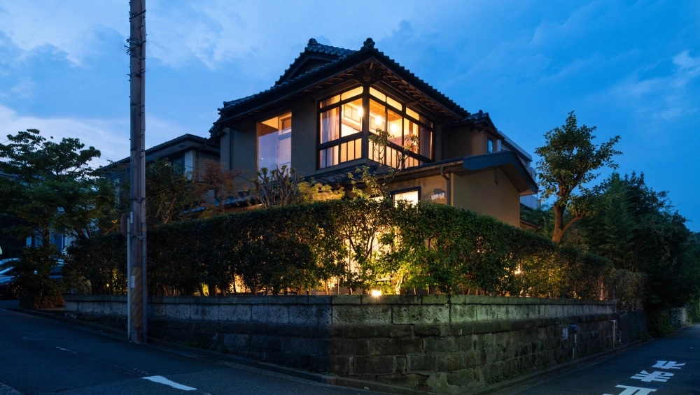 Mẫu biệt thự mái nhật 2 tầng đẳng cấp với ban công rộng