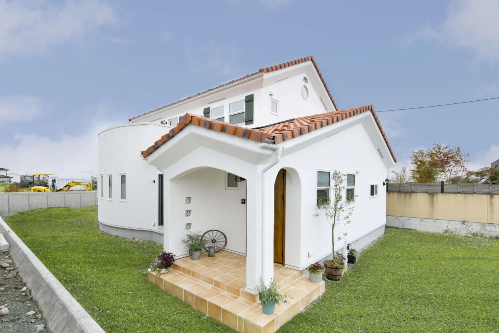 Hồ cá koi biệt thự mái nhật tạo điểm nhấn phong thủy rước tài lộc