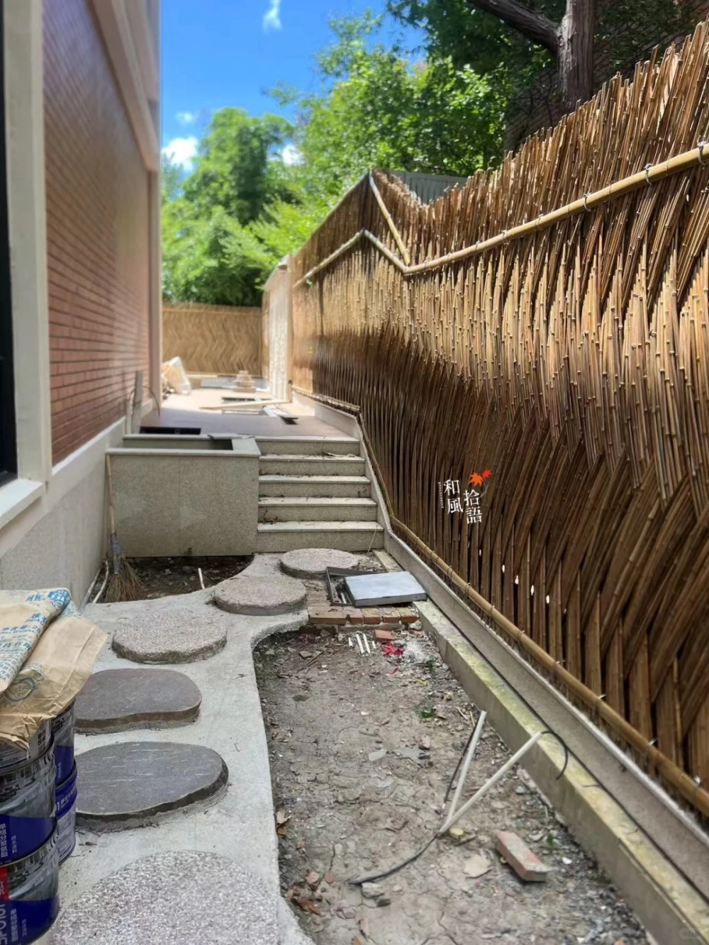 Hàng rào nhà mái nhật tối giản với đường nét thanh mảnh