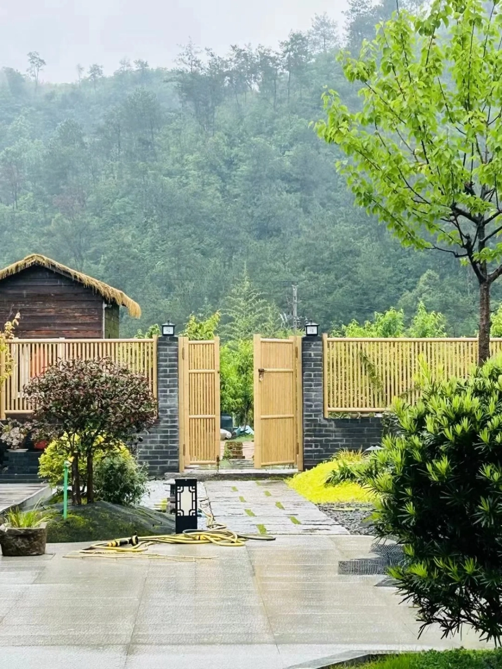 Thiết kế hàng rào đá tự nhiên cho biệt thự mái nhật