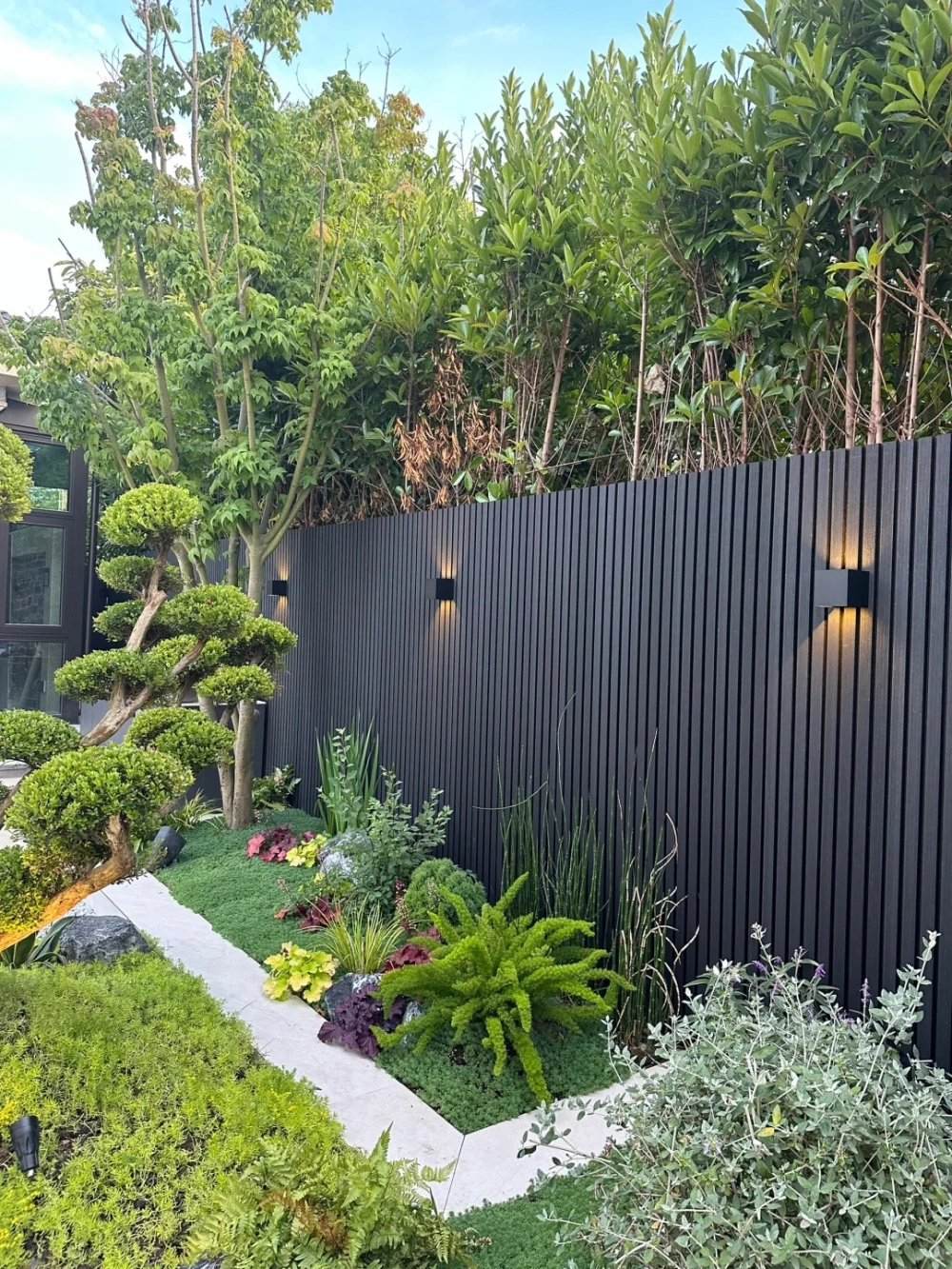 Hàng rào nhà mái nhật tối giản với đường nét thanh mảnh