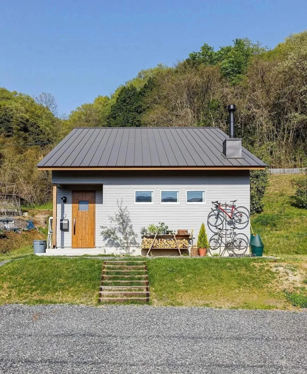 Cổng và mặt tiền nhà cấp 4 mái nhật đẹp đồng bộ theo phong cách hiện đại