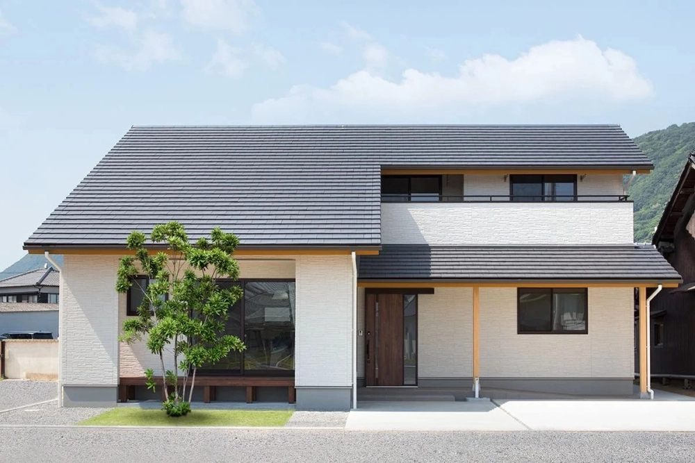 Bậc ngũ cấp mặt tiền nhà cấp 4 được lát đá hoa cương sang trọng