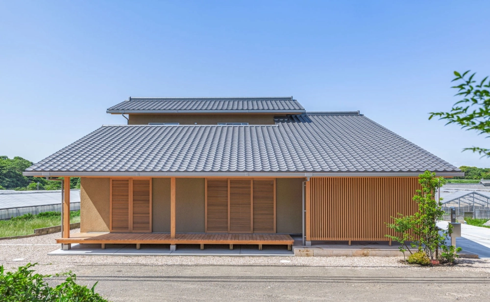 Phối màu mặt tiền nhà cấp 4 mái nhật hài hòa giữa tông xanh than và trắng