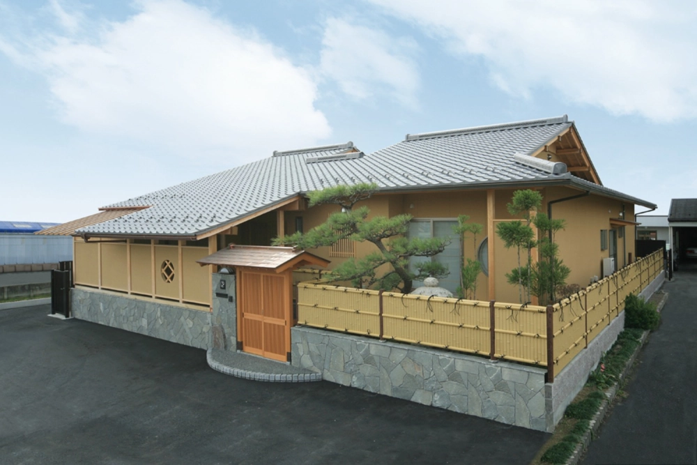 Mẫu mặt tiền nhà cấp 4 mái nhật 10m tích hợp gara ô tô hiện đại