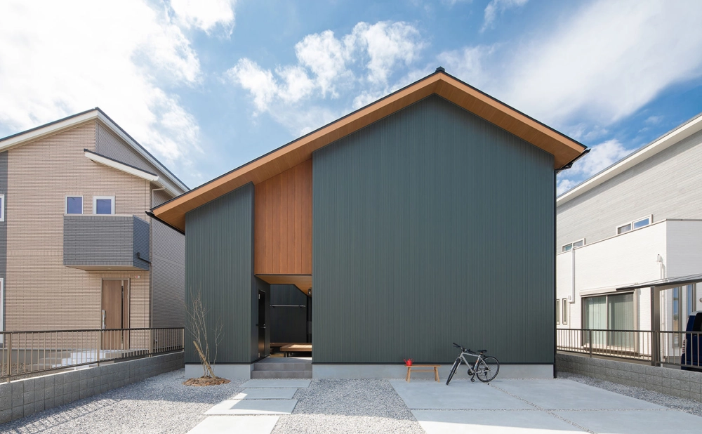 Mặt tiền nhà mái lệch thông thoáng đón sáng