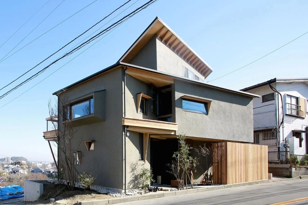 Mẫu sảnh chính mặt tiền nhà mái nhật sử dụng hệ cột vuông uy nghi