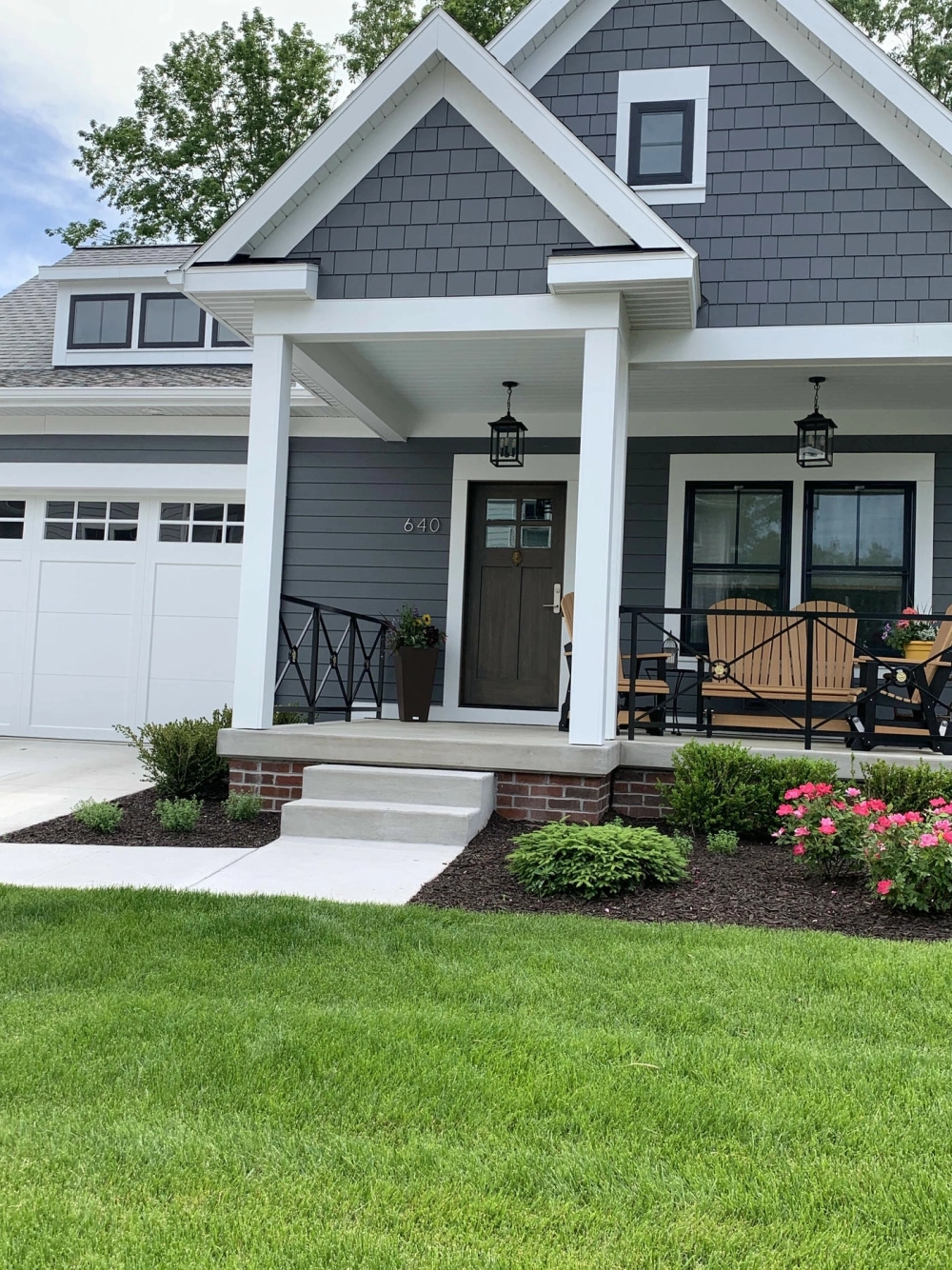 Gạch ốp mặt tiền biệt thự 2 tầng mái nhật giả đá cao cấp