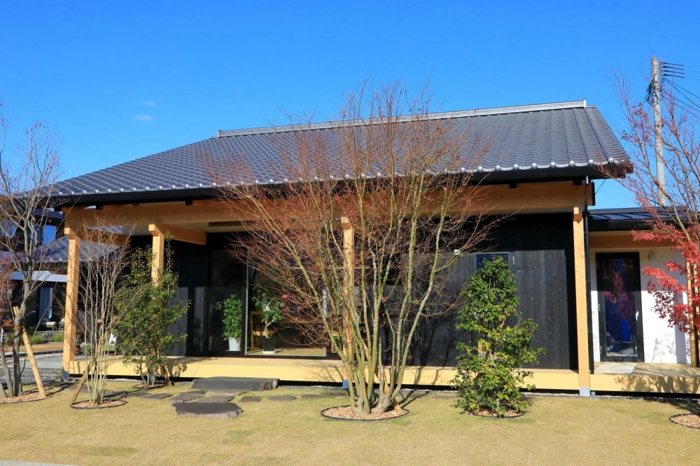 Phối cảnh nhà vườn cấp 4 mái nhật hiện đại với sân vườn rộng