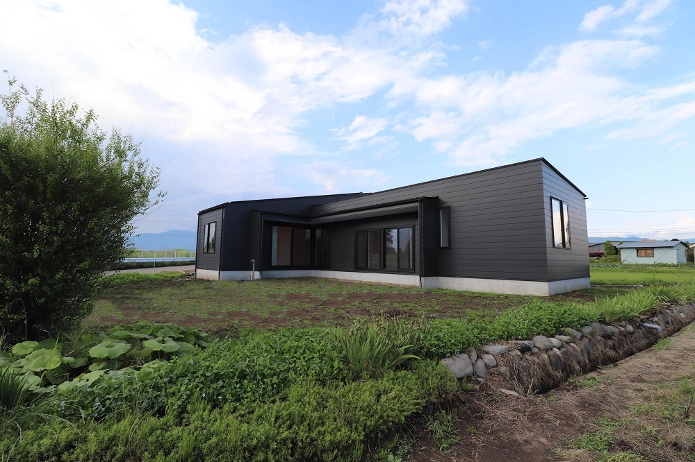 Nhà chữ L mái chéo tạo điểm nhấn kiến trúc lạ mắt