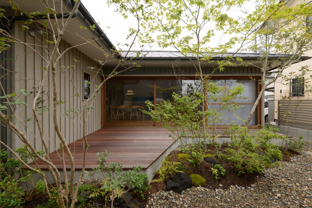 Nhà mái lệch chữ L nghỉ dưỡng gần gũi thiên nhiên