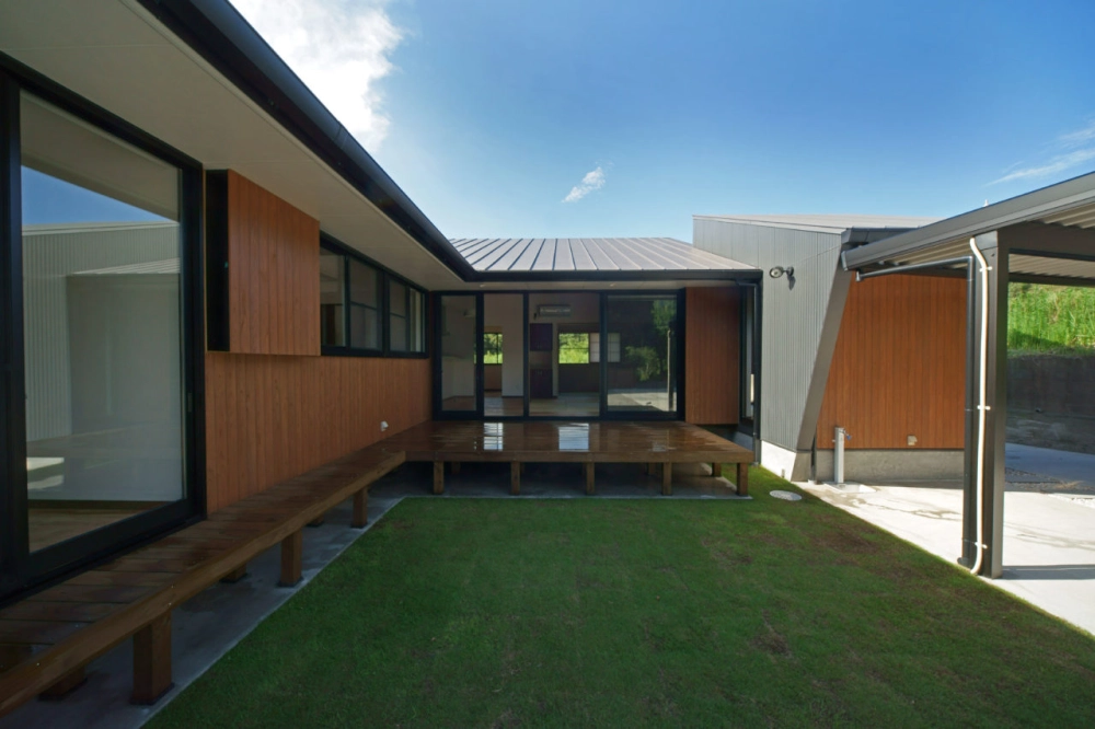 Nhà phố mái lệch chữ L phù hợp đất đô thị