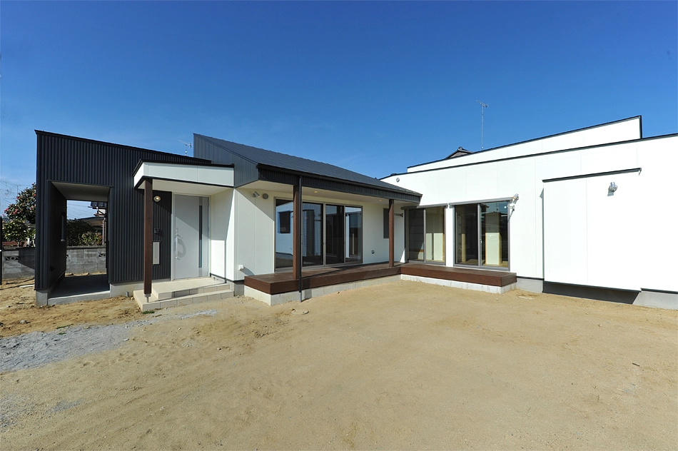 Nhà chữ L 2 mái lệch cân đối và hài hòa