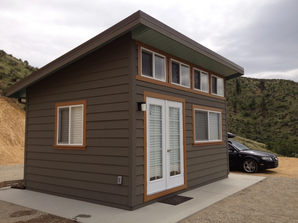 Nhà mái lệch nhỏ ở nông thôn gần gũi thiên nhiên