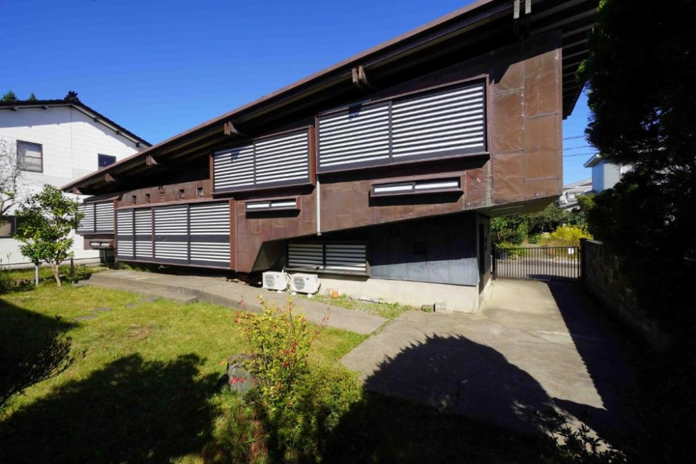 Nhà mái lệch nhỏ có sân vườn thoáng đãng thư giãn