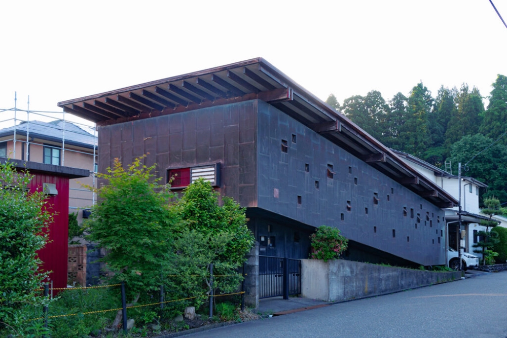 Mẫu nhà mái lệch ở quê gần gũi và bền vững