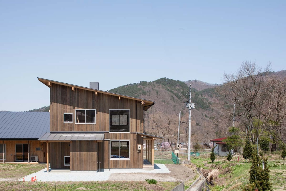 Nhà 2 mái lệch nông thôn cân đối hài hòa