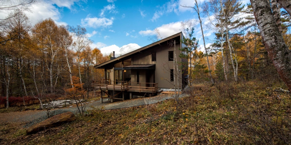 Nhà mái lệch nông thôn có sân thượng tiện ích