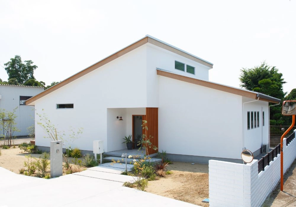 Nhà mái lệch có sân vườn mở rộng không gian sống