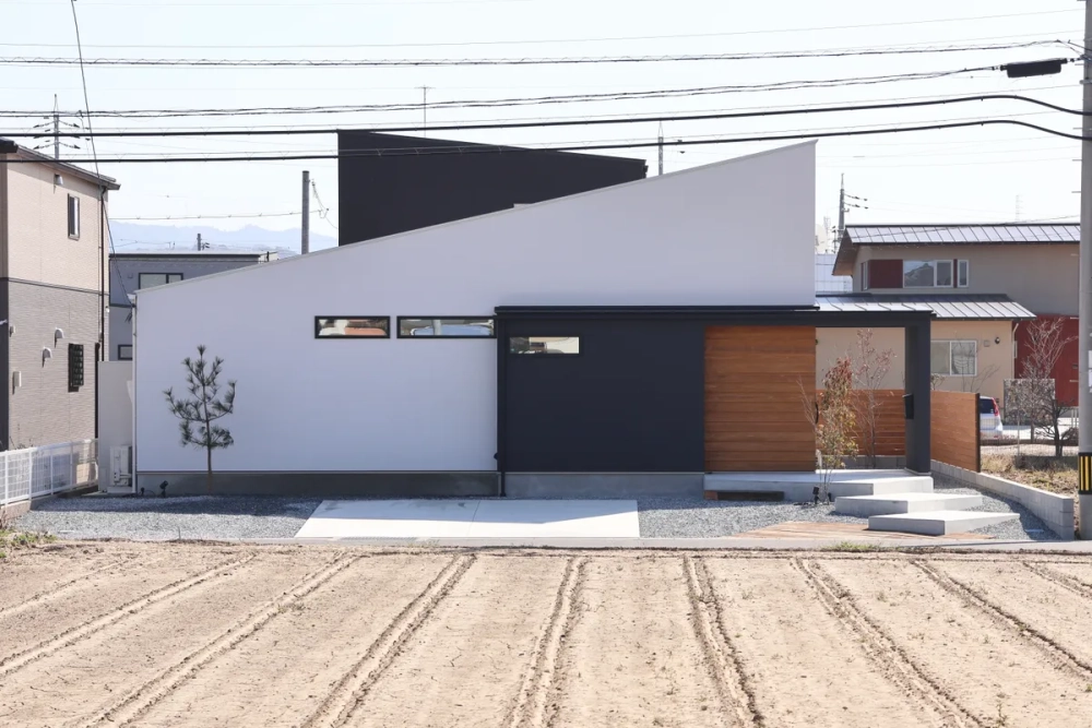 Nhà mái lệch kết hợp sân vườn sống xanh lý tưởng