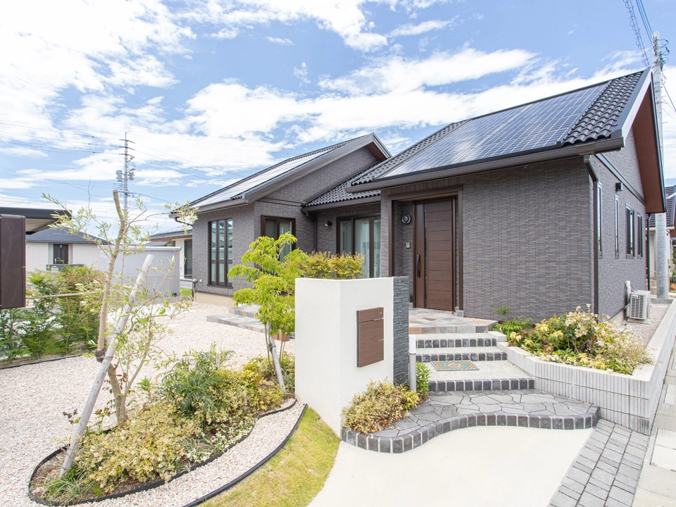 Nhà mái so le sân vườn tạo chiều sâu kiến trúc