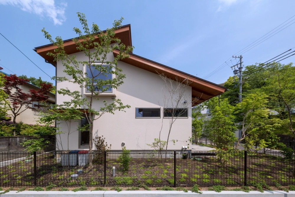 Nhà mái lệch sân vườn thoáng mát gần gũi thiên nhiên