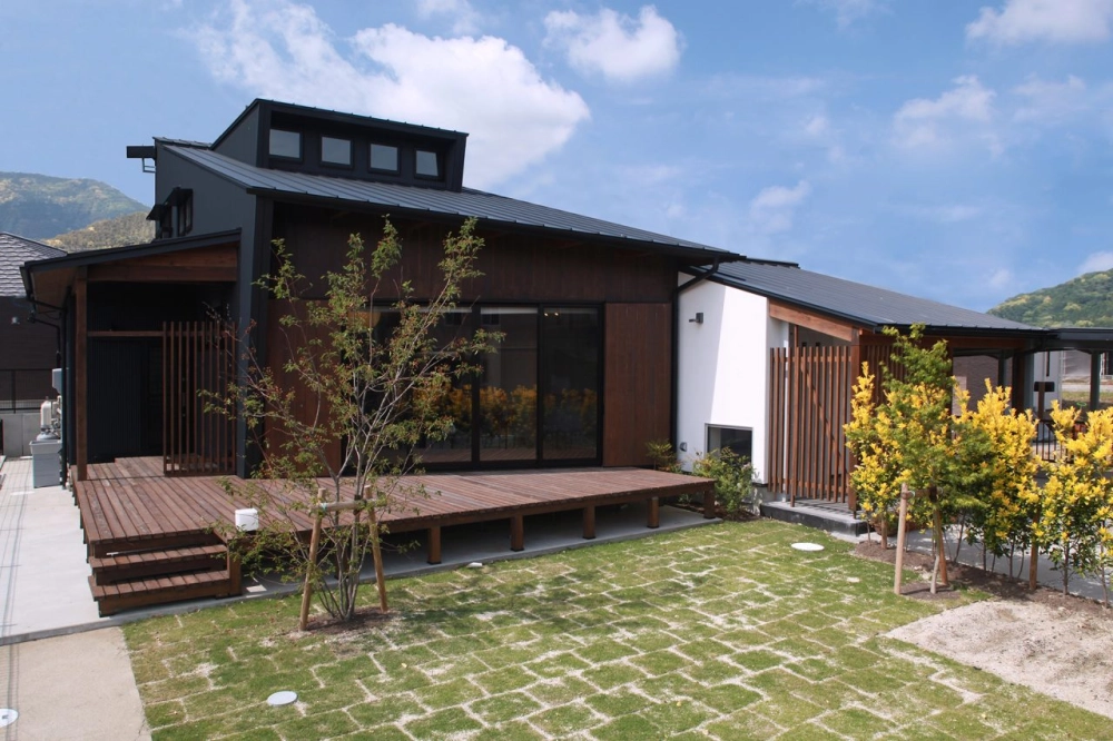 Nhà mái lệch sân vườn ở quê bình yên thư thái