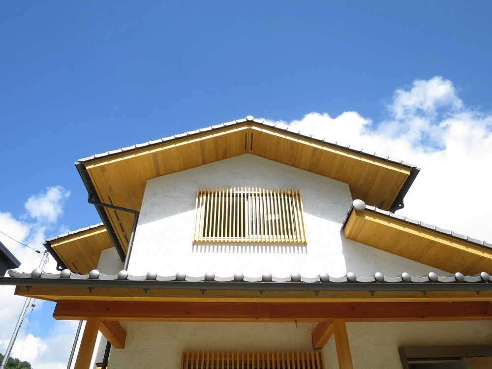 Nhà mái nhật 2 tầng lợp ngói màu xanh thẫm hài hòa thiên nhiên