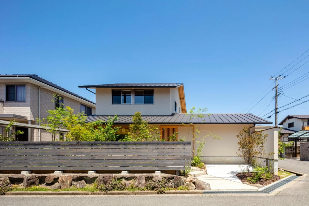 Cách trang trí mặt tiền nhà mái nhật 2 tầng thu hút ánh nhìn