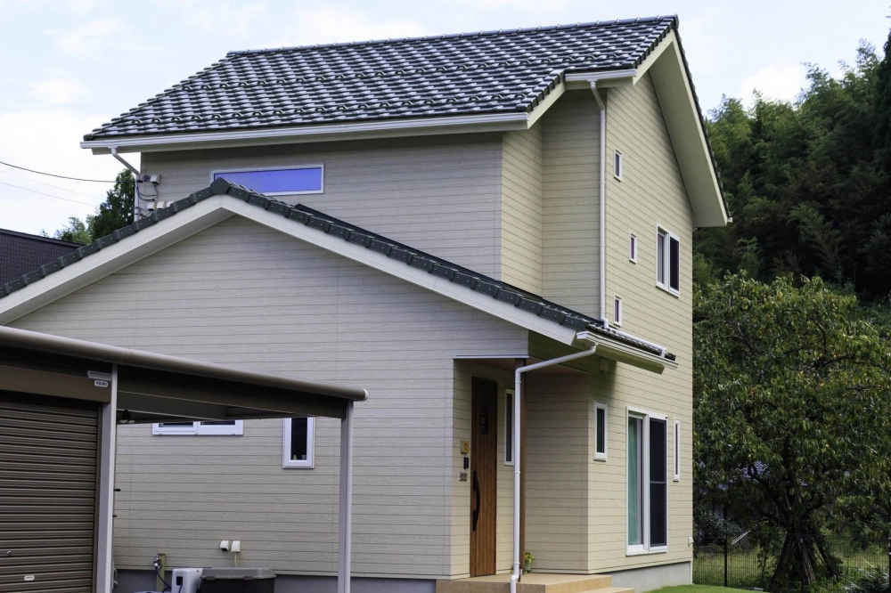 Phối cảnh ban công nhà 3 tầng mái nhật đẹp mắt với cây xanh