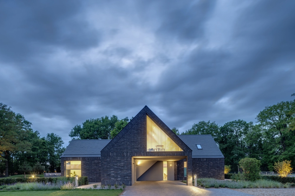 Ngôi nhà mái nhật đơn giản mộc mạc với vật liệu gỗ tự nhiênv