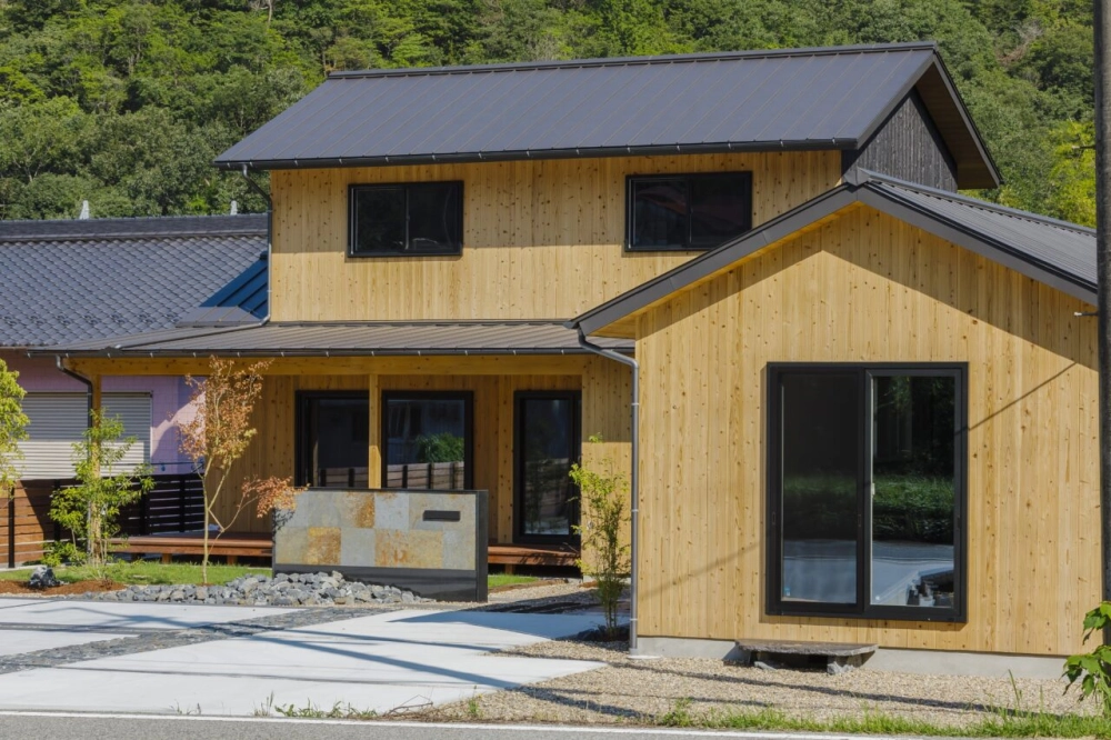 Mẫu nhà mái nhật đơn giản 1 tầng xanh mướt giữa sân vườn