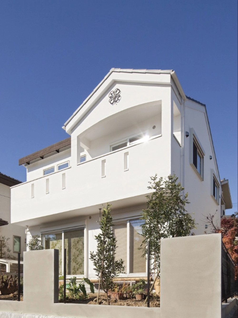 Trang trí mặt tiền nhà mái nhật hiện đại bằng vật liệu gỗ