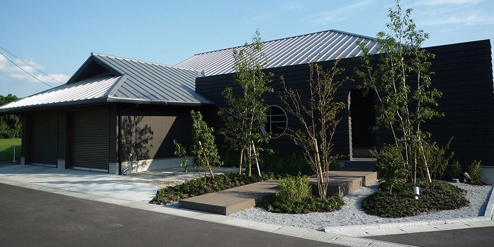 Nhà mái nhật hiện đại ánh sáng tự nhiên tràn ngập căn phòng