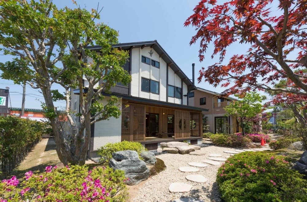 Nhà mái nhật hiện đại nông thôn với diện tích đất rộng