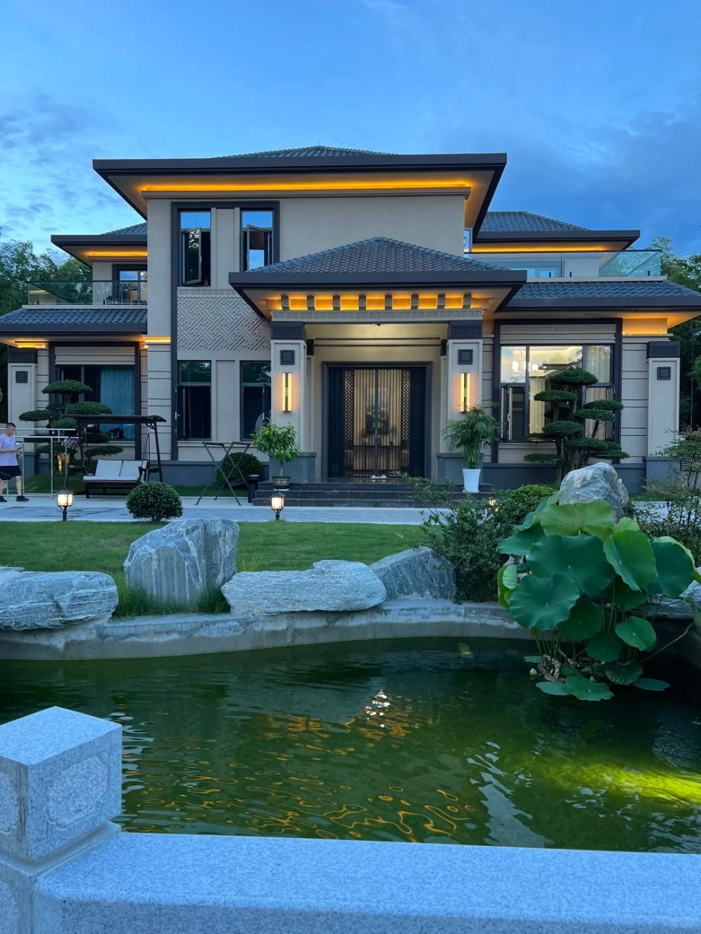 Mặt tiền căn nhà mái nhật lợp ngói được thiết kế hài hòa với sân vườn