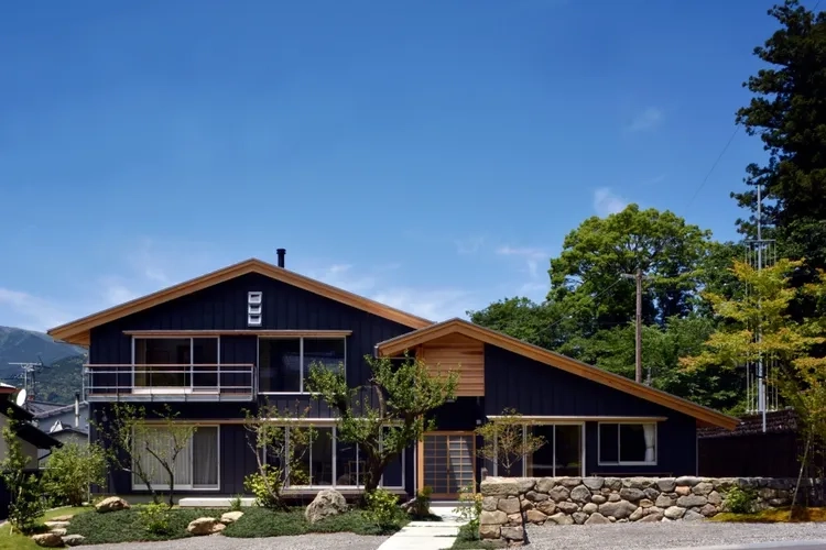 Nhà mái thái sân vườn có gara tiện lợi sinh hoạt