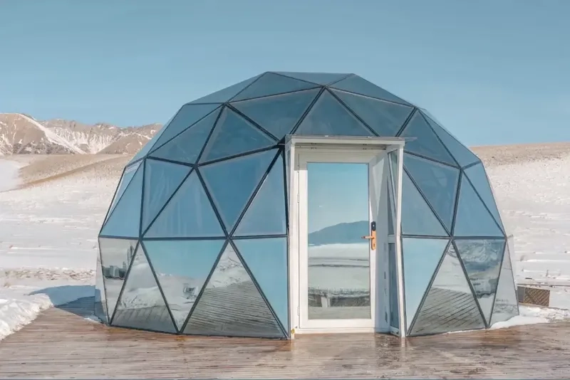 Mẫu nhà vòm kính sân vườn xanh mát