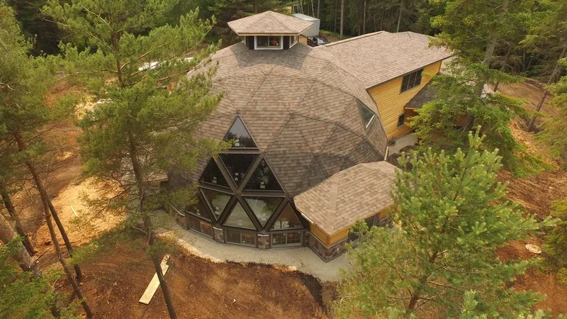 Nhà mái vòm trắng tối giản sang