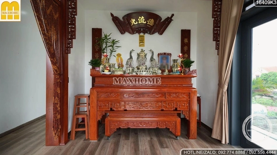 Chi tiết ban công và cửa sổ của nhà 2 tầng mái lệch