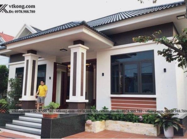 Cột vuông trước hiên nhà mái nhật