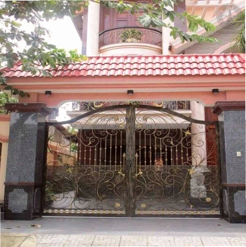 Cửa cổng sắt mỹ thuật 2 cánh an toàn và thẩm mỹ