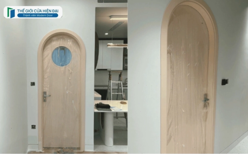 Cửa vòm gỗ công nghiệp với pano cánh đơn giản