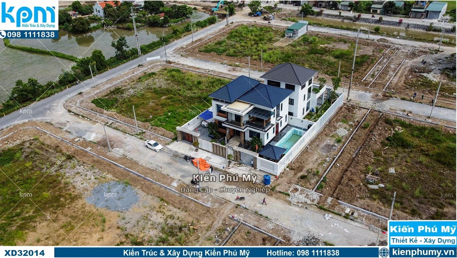 Đội ngũ thi công chuyên nghiệp đang tiến hành lợp mái