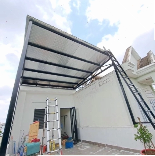 Đội ngũ thợ đang thi công lắp đặt mái vòm sắt tại công trình