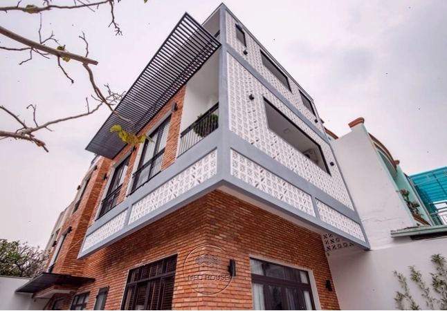 Hình ảnh thi công hoàn thiện kiến trúc nhà lệch tầng 5x15 tại TPHCM