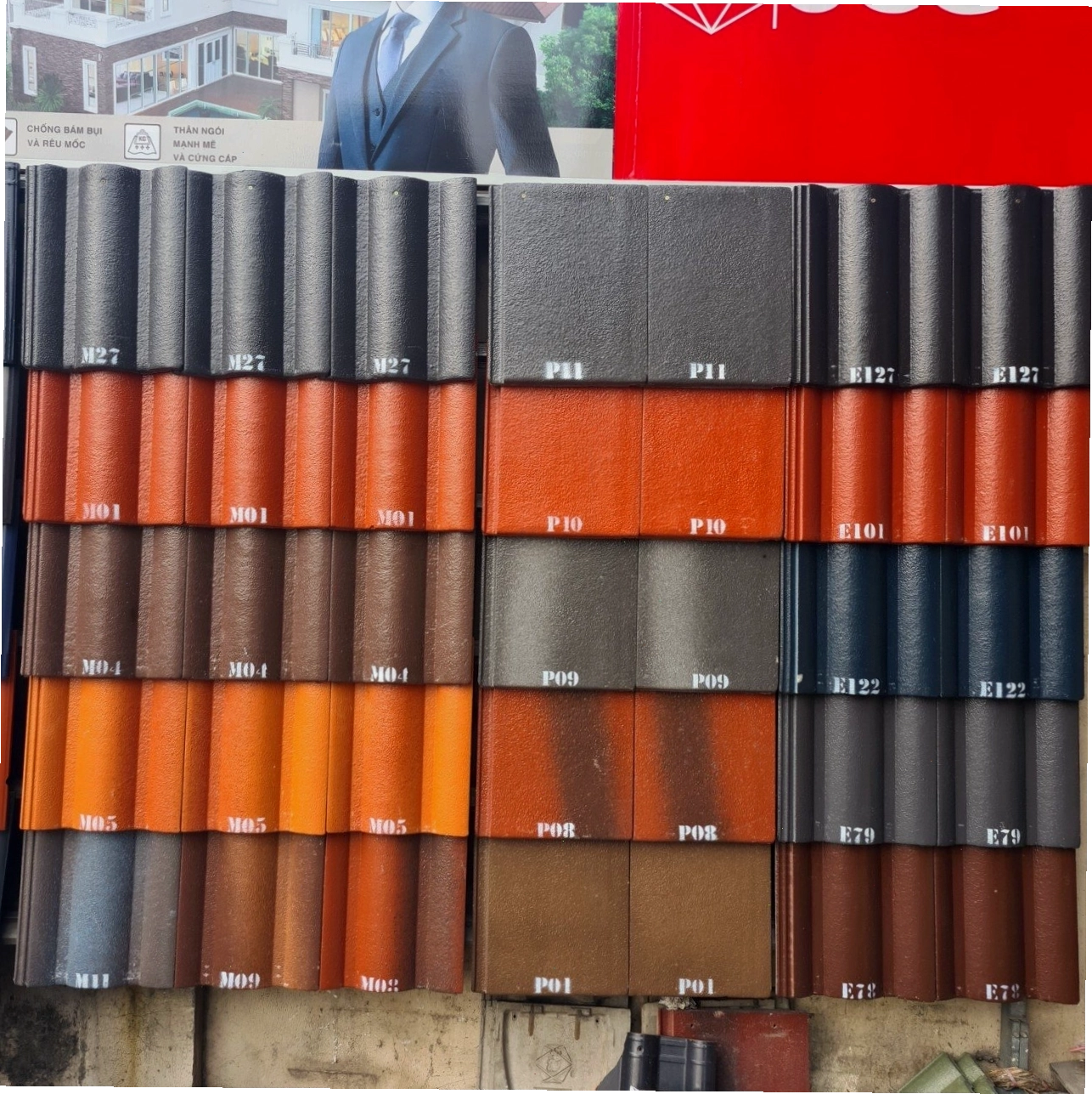 Kệ trưng bày các mẫu ngói thái lan tại showroom