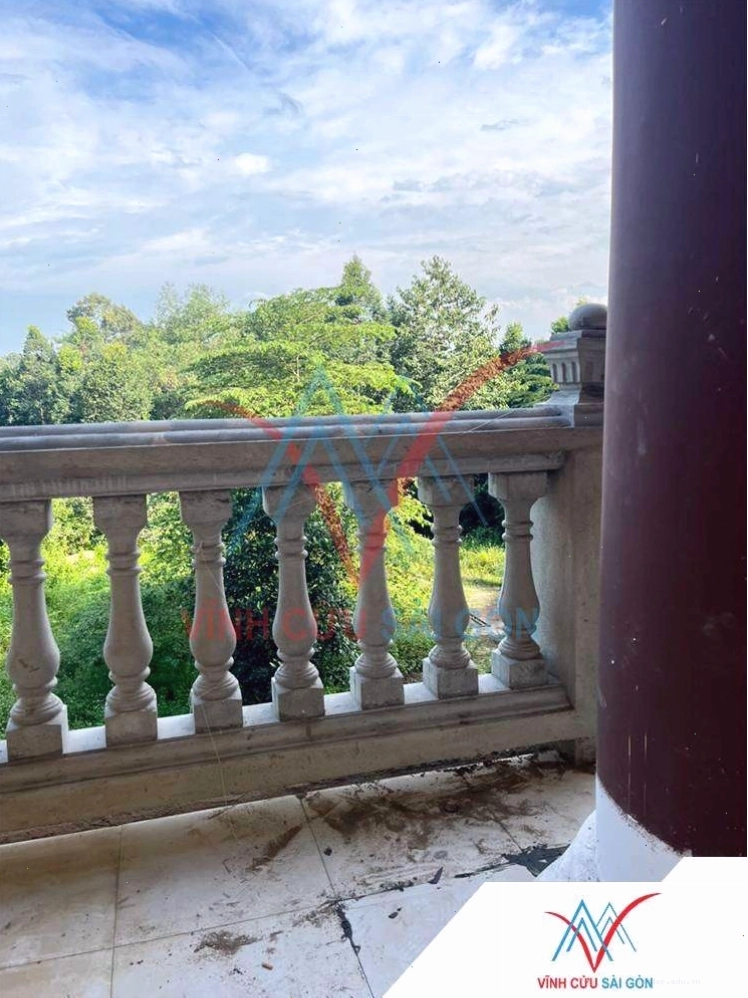 Lục bình (con tiện) bê tông với đế vuông vững chắc