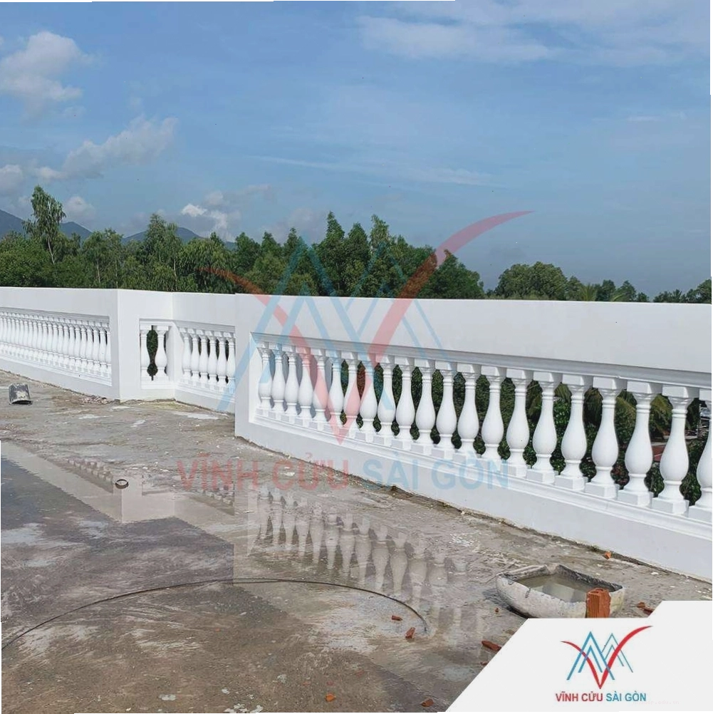 Lục bình (con tiện) bê tông với họa tiết cổ điển