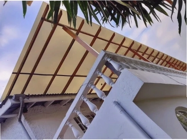Mái che hiên nhà bằng Polycarbonate màu nâu trà tạo điểm nhấn hiện đại